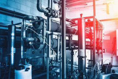 Arıtılmış içme suyu üretimi için fabrikada içme suyunun otomatik arıtma ve çok seviyeli filtrasyon sistemi, mavi tonlu ışık etkisi ile