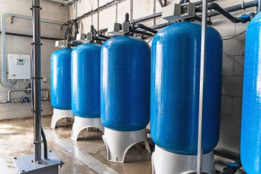 İçme suyu fabrikası veya bitki üretimi, endüstriyel iç. Kuyudan filtreleme ve içme suyu arıtma için büyük metal tanklar