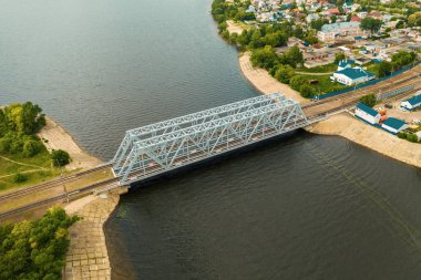 Çelik demiryolu köprüsü nehir, tren ulaşım kavramı üzerinde hava veya üst görünümünü