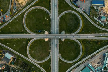 Kavşak veya kavşak veya daire hareketi ile ulaşım kavşak üzerinde karayolu araç trafiği, havadan üst görünümü