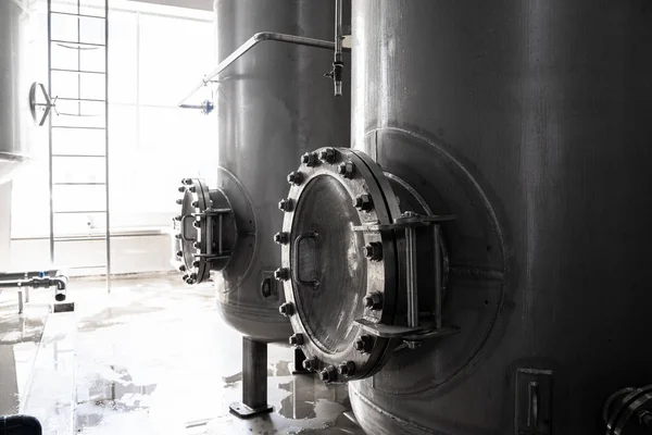 Depósito de hierro o acero o cisterna o depósito para bebidas con escotilla en el interior de la fábrica —  Fotos de Stock