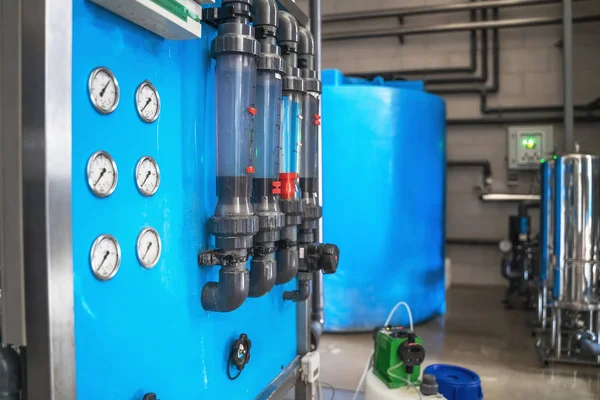 Système de traitement automatique et de filtration à plusieurs niveaux de l'eau potable produite à partir du puits. Usine de production d'eau potable purifiée — Photo