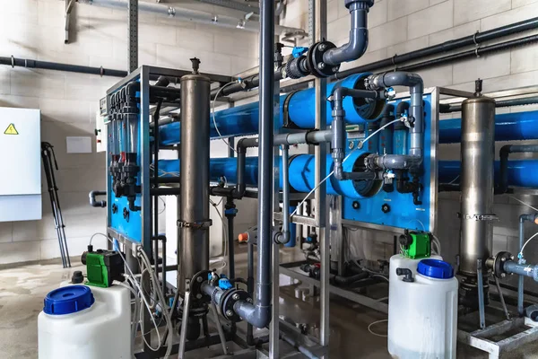 Systeem van automatische behandeling en multi-level filtratie van goed geproduceerd drinkwater. Installaties of fabrieken voor de productie van gezuiverd drinkwater — Stockfoto