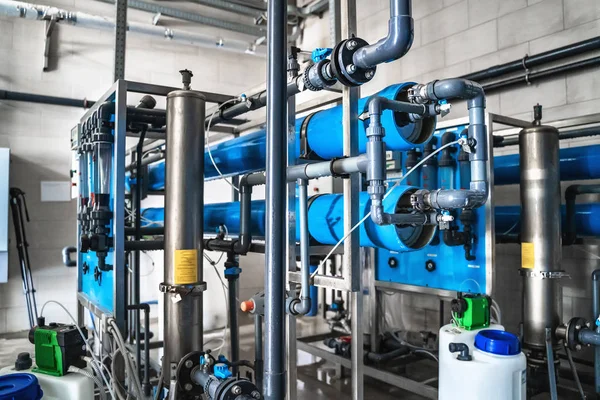 Sistema de tratamiento automático y filtración multinivel de agua potable producida a partir de pozo. Planta o fábrica para la producción de agua potable purificada —  Fotos de Stock