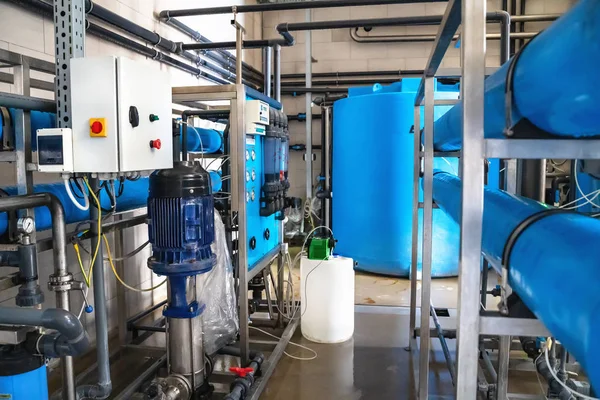 Sistema de tratamiento automático y filtración multinivel de agua potable producida a partir de pozo. Planta o fábrica para la producción de agua potable purificada —  Fotos de Stock