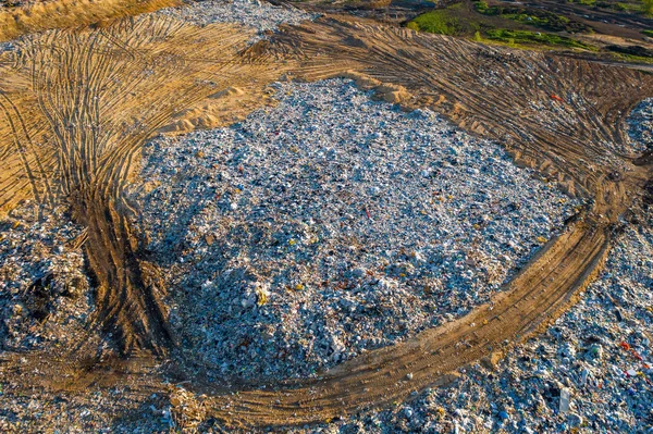 Luftaufnahme der Mülldeponie. Blick von oben auf Plastikmüll und andere Abfälle — Stockfoto