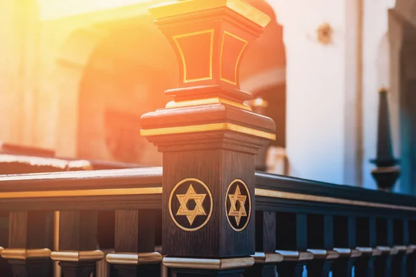 Gwiazda Dawida, żydowski symbol na drewnie w synagodze w słońcu — Zdjęcie stockowe
