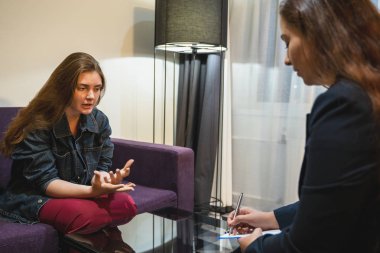 Psikolog veya psikoterapist doktor terapi oturumu veya ruh sağlığı danışmanları genç kadın hasta danışır