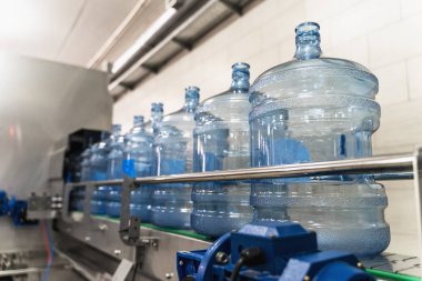 Saf su üretim fabrikasında konveyör bant makine ekipmanları üzerinde boş plastik şişe veya galon
