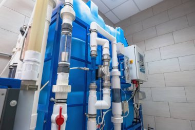 Su üretim fabrikasında saf içme suyunun ozonlanması için otomatik ozon jeneratörü