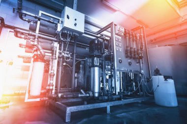 Kuyudan üretilen içme suyunun otomatik arıtma sistemi ve çok seviyeli filtrasyonu. Arıtılmış içme suyu üretimi için fabrika veya fabrika