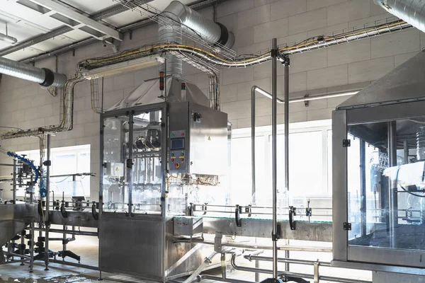 Puur waterproductie fabriek interieur. Transportband met plastic flessen voor water — Stockfoto