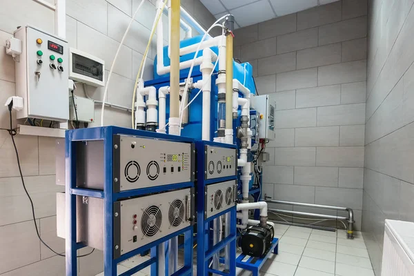 Générateur automatisé d'ozone pour l'ozonation de l'eau potable pure dans l'usine de production d'eau — Photo