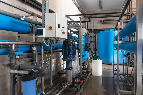 Sistema de tratamiento automático y filtración multinivel de agua potable producida a partir de pozo. Planta o fábrica para la producción de agua potable purificada —  Fotos de Stock