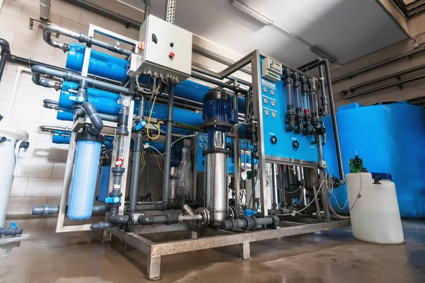 Systeem van automatische behandeling en multi-level filtratie van goed geproduceerd drinkwater. Installaties of fabrieken voor de productie van gezuiverd drinkwater — Stockfoto