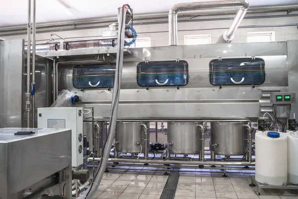 Industrieanlagen, Teil der automatischen Förderung, Waschen und Desinfektion von Mehrwegflaschen aus Kunststoff Fabrikproduktion von gereinigtem Trinkwasser — Stockfoto