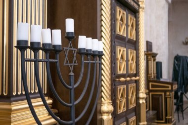 İç mekanda sinagog, büyük mumlara yakın
