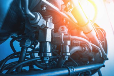 Mavi renk ve kırmızı fişekleri çelik borular ve parçaları ile soyut endüstriyel ve bilimsel vintage uzay ekipmanları