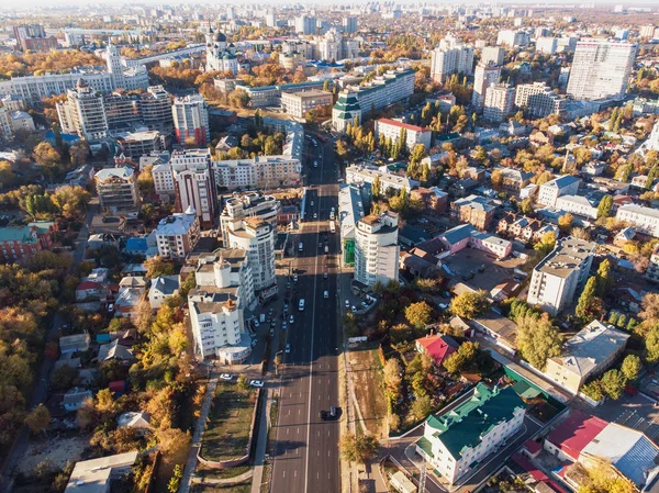 Voronezh stad centrum in de zomerdag met veel gebouwen en wegen, luchtfoto van Drone — Stockfoto