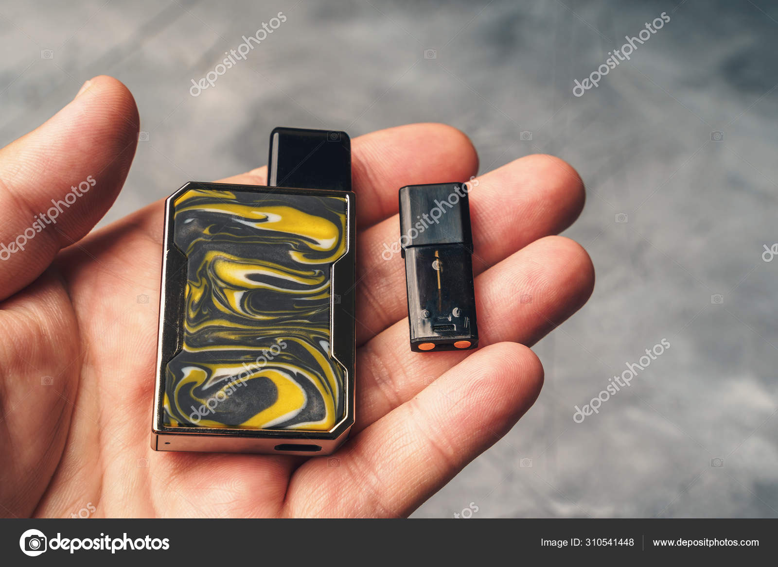 Vape Стручок В Мужской Руке Или Стручок Мода С Сменными.