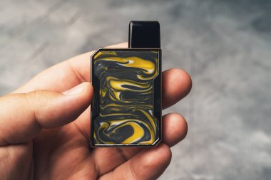 Erkek eliyle veya değiştirilebilir kartuşlarla kaplanmış kapsül modu - en yeni nesil buhar ürünleri.