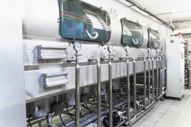 Su üretim fabrikasında içinde mavi plastik şişeler ile otomatik çamaşır makinesi konveyör