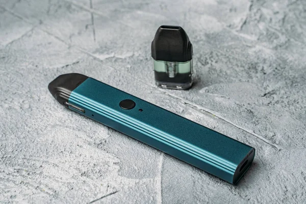 Değiştirilebilir kartuşlar ile Vape pod sistemi veya pod mod yakın - vaping ürünleri yeni nesil - daha yüksek nikotin mukavemetleri teneffüs için küçük boyutlu cihazlar