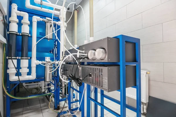 Generador de ozono automatizado para ozonización de agua potable pura en fábrica de producción de agua, primer plano —  Fotos de Stock