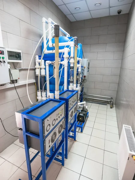 Generador de ozono automatizado para ozonización de agua potable pura en fábrica de producción de agua, primer plano —  Fotos de Stock