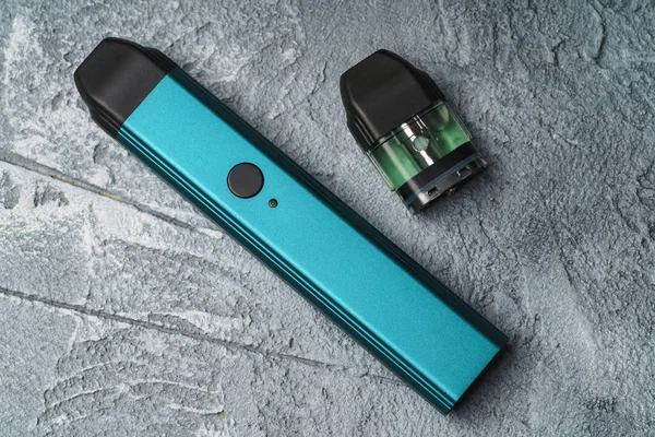 Değiştirilebilir kartuşlar ile Vape pod sistemi veya pod mod yakın - vaping ürünleri yeni nesil - daha yüksek nikotin mukavemetleri teneffüs için küçük boyutlu cihazlar