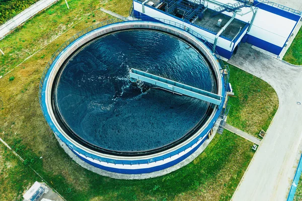 Wasseraufbereitungsanlage mit Rundzylinder des Klärsedimentationsbehälters, Luftaufnahme — Stockfoto