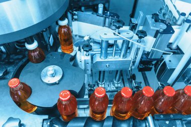 Taşıma bandı, cam şişelerde meyve suyu otomatik makine ekipmanında içecek fabrikası mavi renkli, endüstriyel üretim hattı