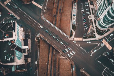 Şehir otomobil trafiği, şehir ulaşımı ve altyapısı ile demiryolu üzerindeki köprü, İHA 'dan havadan görüntü