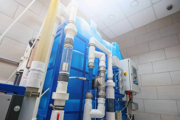 Automatizált számítógépes ózongenerátor tiszta ivóvíz ózonosítására a vízgyártó üzemben — Stock Fotó