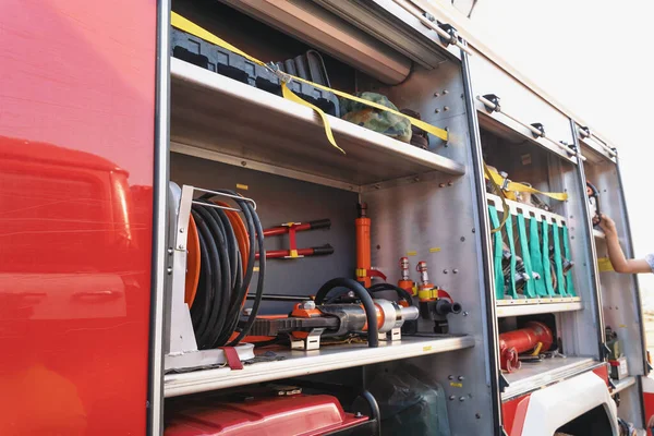 Пожежна машина крупним планом. Обладнання, упаковане всередині пожежного двигуна — стокове фото