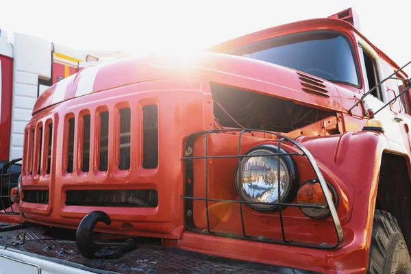 Close-up dari truk pemadam kebakaran merah besar dengan lampu depan dan bumper — Stok Foto