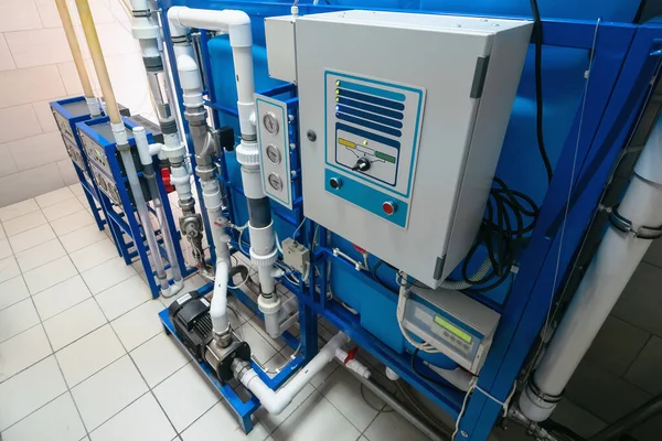 Máquina generadora de ozono automatizada computarizada para ozonización de agua potable pura y limpia en fábrica de producción de agua —  Fotos de Stock