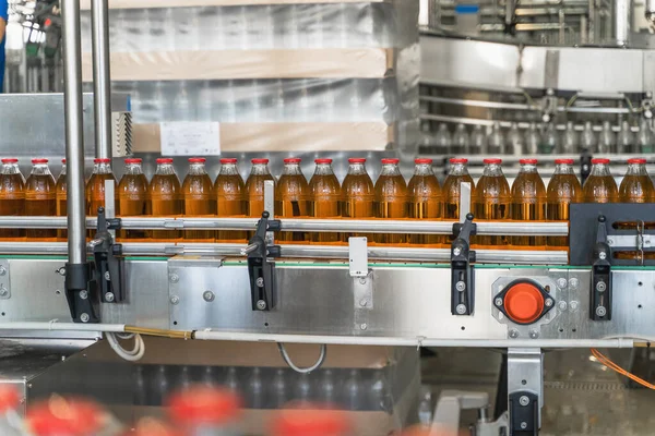 コンベアベルト、飲料工場の自動機械装置のガラス瓶のジュース — ストック写真