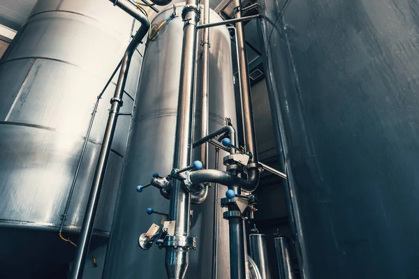 Fábrica industrial, tuberías de acero, tubos en la producción de cerveza con equipos de herramientas —  Fotos de Stock
