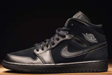 Moskova, Rusya - Ocak 2019: Nike Air Jordan 1 Retro Mid Black - spor, eğitim, yaşam tarzı ve modaya uygun ayakkabılar için ünlü retro basketbol ayakkabıları