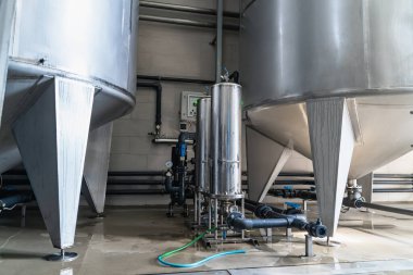Otomatik tedavi sistemi ve çok katmanlı içme suyu filtresi. Saf içme suyu üretmek için bitki ya da fabrika