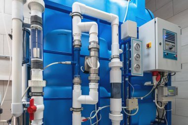 Su üretim fabrikasında saf temiz içme suyunun ozonlaşması için otomatikleştirilmiş ozon jeneratörü makinesi, kapatın.