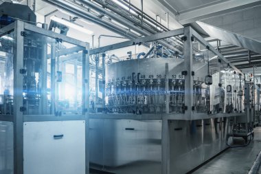 İçecek fabrikasında veya fabrika iç lerinde endüstriyel makine, endüstri ekipmanları