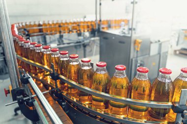 Taşıyıcı bant, içecek fabrikası veya fabrika içi cam şişelerde meyve suyu, endüstriyel üretim hattı
