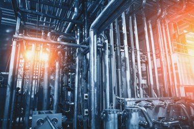 Paslanmaz çelik mayalama ekipmanları: bira fabrikasındaki büyük rezervler veya tanklar ve borular. Bira üretim konsepti, endüstriyel arka plan mavi renk ve kırmızı ışık