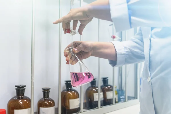 Laborbecher im Test, chemische Reaktion. Labormitarbeiter überprüft gereinigtes Trinkwasser auf Verunreinigungen — Stockfoto