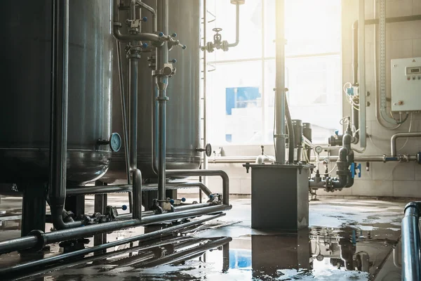 Fábrica de agua potable o producción de plantas, interior industrial. Grandes depósitos de metal para filtrado y tratamiento de agua potable —  Fotos de Stock