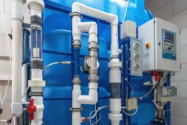 Máquina automatizada automatizada del generador de ozono para la ozonización del agua potable limpia pura en la fábrica de producción de agua, de cerca —  Fotos de Stock