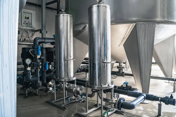 Sistema de tratamiento automático y filtración multinivel de agua potable. Planta o fábrica para la producción de agua potable pura —  Fotos de Stock