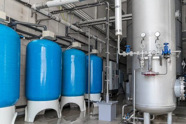 Drinkwater fabriek of plantaardige productie, industrieel interieur. Grote metalen tanks voor filtering en drinkwaterbehandeling van well — Stockfoto